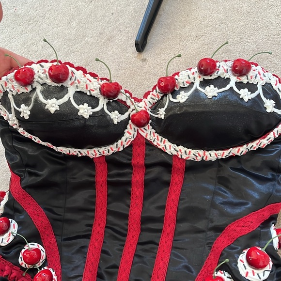 Goth cherry cake - Picture 4 of 8